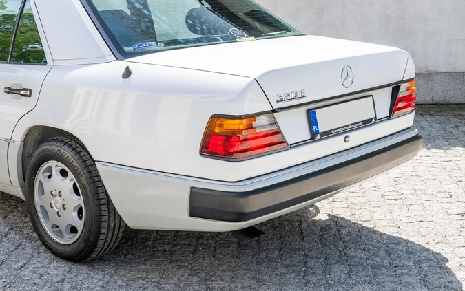 Mercedes-Benz W124 (1984-1993) cena 129000 przebieg: 28384, rok produkcji 1993 z Warszawa małe 742